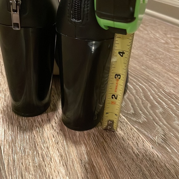 Renvy Cara cupped heel ankle black leather 4.5 inch booties/ boots in size 11 - Picture 11 of 11